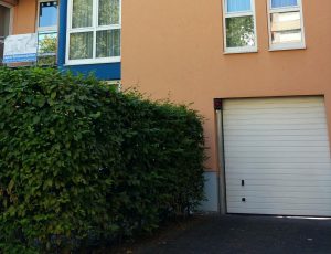 Parkplatz mit Rolltor gesichert